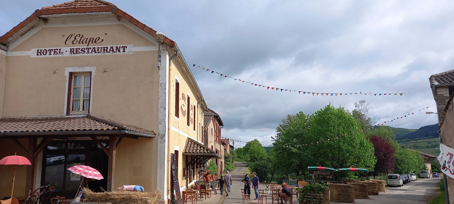 Depuis le bourg de Blanot pour la fête des Blanottes, vue sur les versants du vallon du Grison