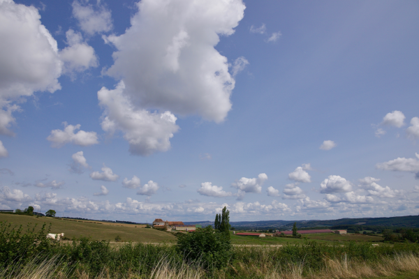 Au Nord-Ouest du territoire, les contreforts du Charolais : vue sur un des hameaux de Saint-Martin de Salencey